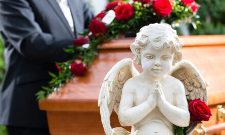 Świecki pogrzeb a katolicki pogrzeb: jak świecka ceremonia czerpie z tradycji katolickich?