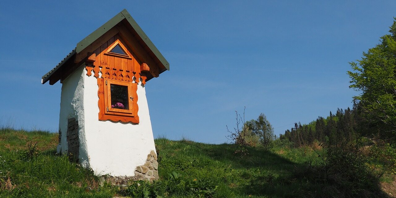 Przydrożne krzyże i kapliczki: Bezcenne dziedzictwo kulturowe i religijne Polski