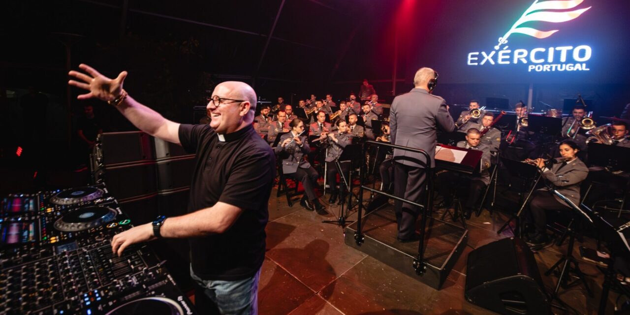 Ksiądz DJ zarabia na parafię. Posłuchaj dobrego beatu!