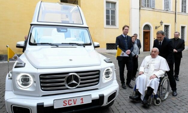 Elektryczny Mercedes papieża Franciszka. Pierwszy w historii ekologiczny papamobile