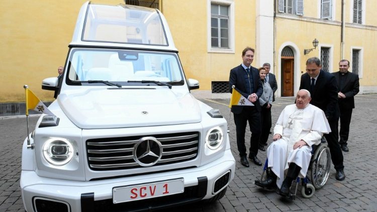 Elektryczny Mercedes papieża Franciszka. Pierwszy w historii ekologiczny papamobile