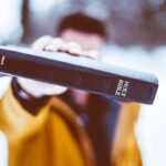 Biblia to odtrutka na zakłamaną rzeczywistość. Rekordy sprzedaży w USA