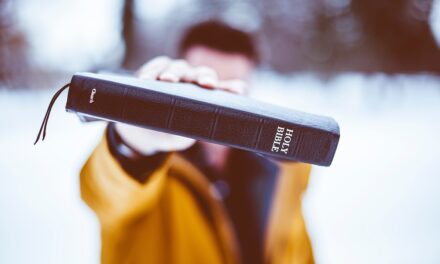 Biblia to odtrutka na zakłamaną rzeczywistość. Rekordy sprzedaży w USA