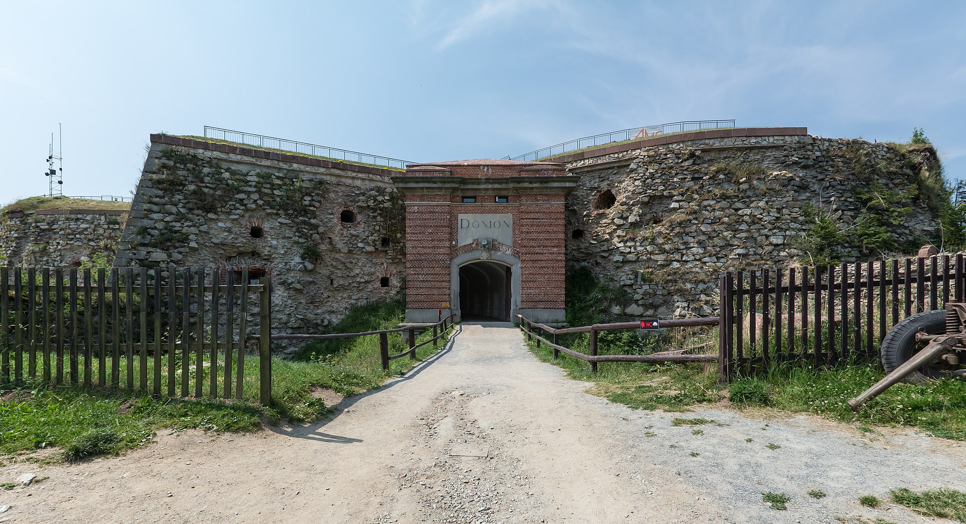 2016_Twierdza_Srebrna_Góra,_fort_główny_(donżon)_1 Twierdza Srebrna Góra
