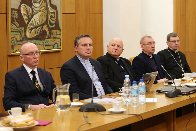 Dla ponad połowy młodych Polaków wiara ma duże znaczenie