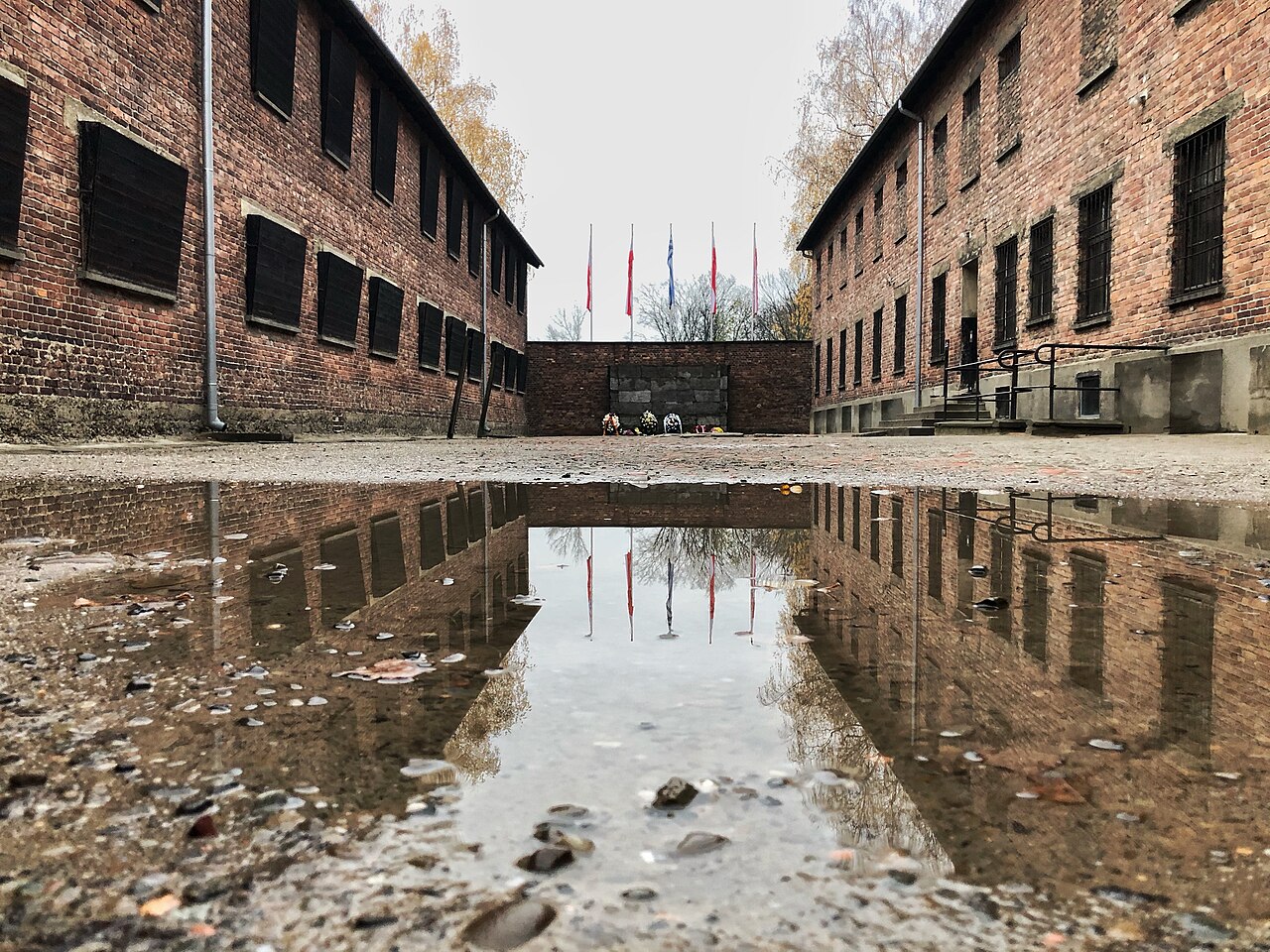 Auschwitz_I._Execution_Yard_with_the_Death_Wall Auschwitz-Birkenau