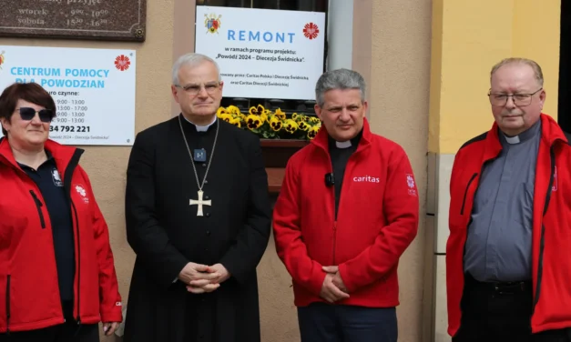 „Dobra jest więcej”. Dyrektor Caritas Polska ks. Janusz Majda spotkał się z ofiarami powodzi w Diecezji Świdnickiej