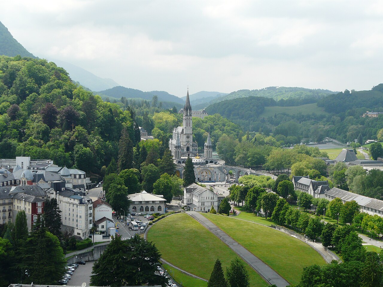 Lourdes_basilique_vue_depuis_château_(3) Lourdes