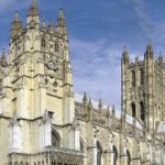 Wielka Brytania: Chcą cenzurować Biblię, ale i tak katolicyzm rośnie w siłę