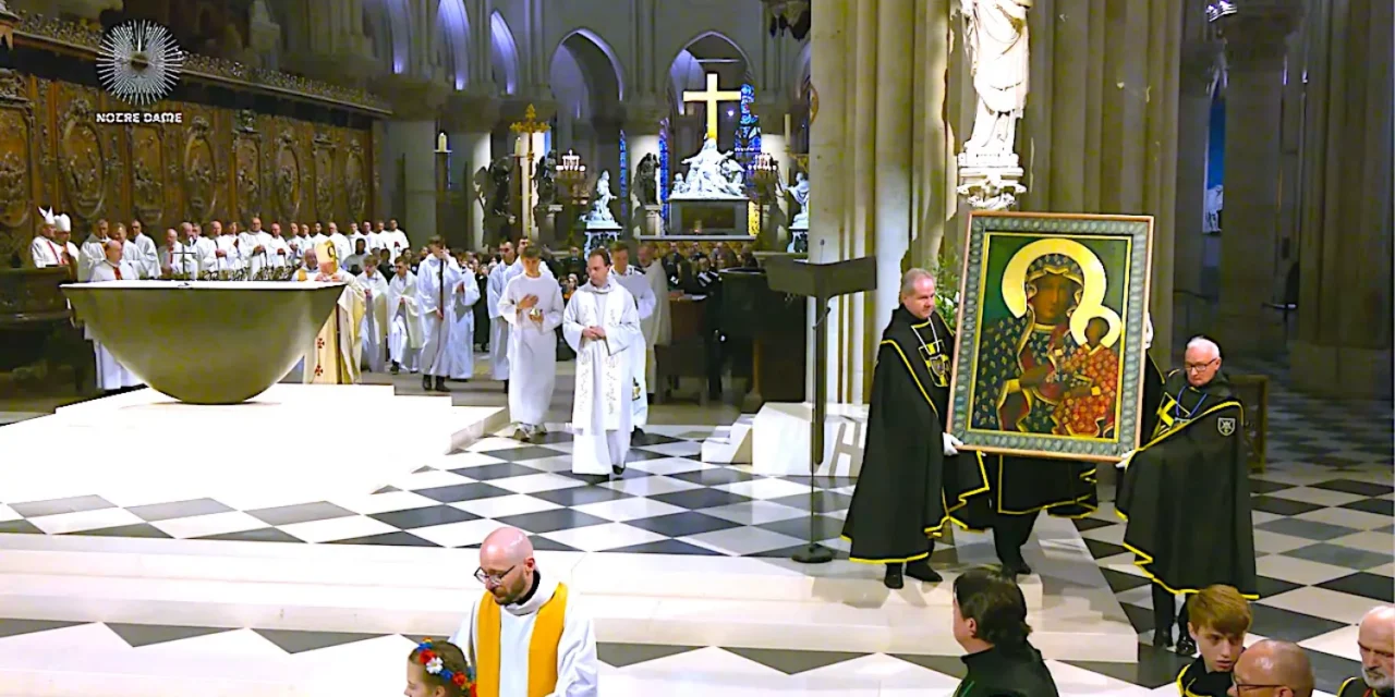 Notre-Dame. Płomienie trawiły mury, ale nie zniweczyły siły ducha