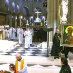 Notre-Dame. Płomienie trawiły mury, ale nie zniweczyły siły ducha