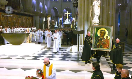 Notre-Dame. Płomienie trawiły mury, ale nie zniweczyły siły ducha