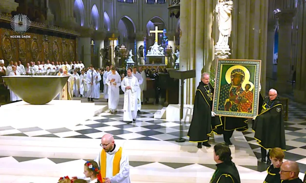 Notre-Dame. Płomienie trawiły mury, ale nie zniweczyły siły ducha