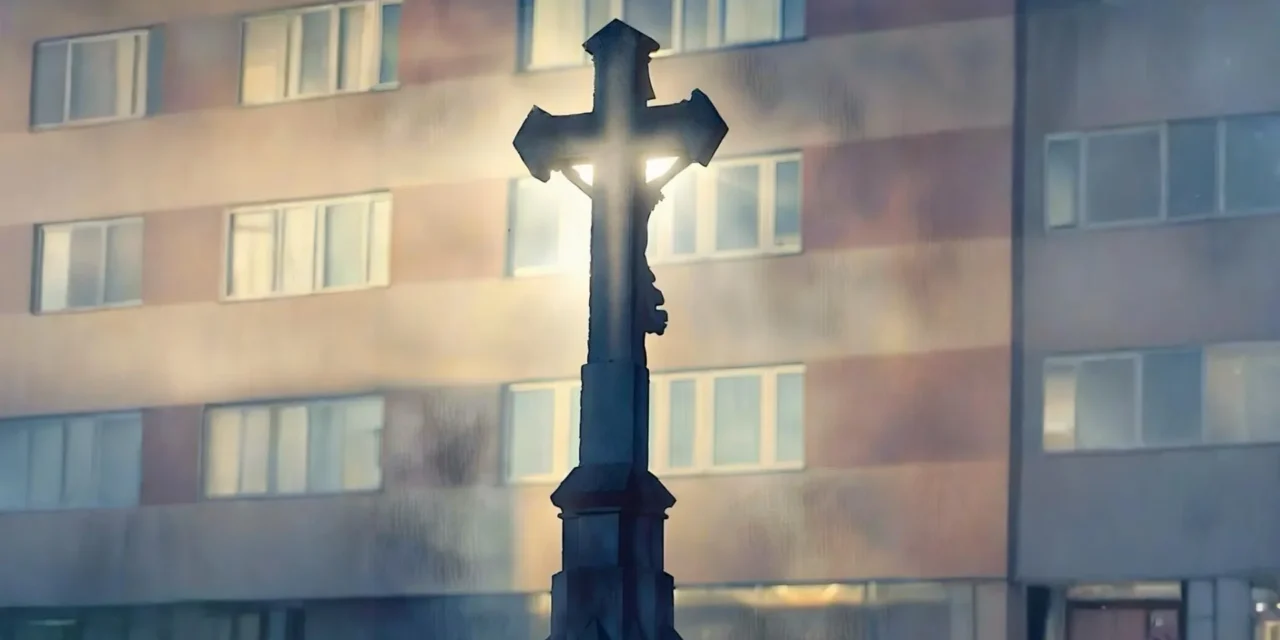 Krzyż: cierpienie, zbawienie, godło, brama