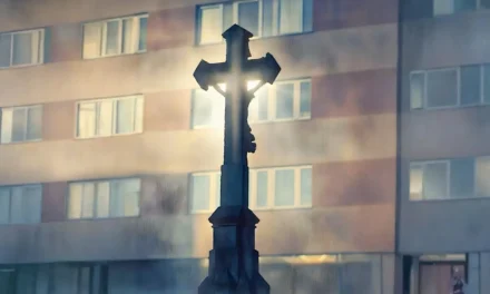 Krzyż: cierpienie, zbawienie, godło, brama