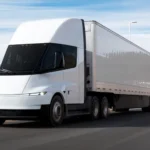 Święty Krzysztof w kabinie elektrycznej ciężarówki. Tesla Semi zmienia reguły gry na drogach