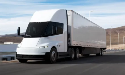 Święty Krzysztof w kabinie elektrycznej ciężarówki. Tesla Semi zmienia reguły gry na drogach