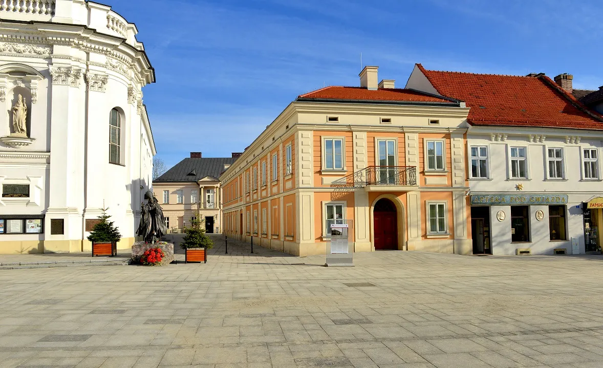 w Wadowicach Muzeum Jana Pawła II rośnie